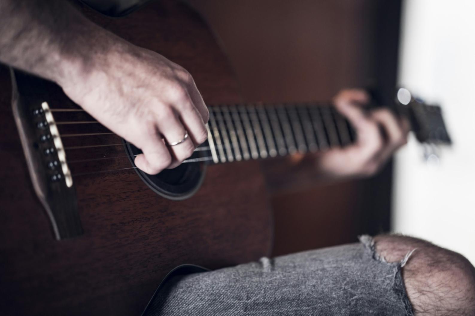 Étudiant travaillant sur un projet de design sonore
